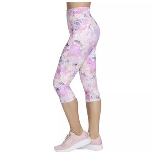 Women's Sendara Seascape Floral Capri Leggings There's a pocket on the sides